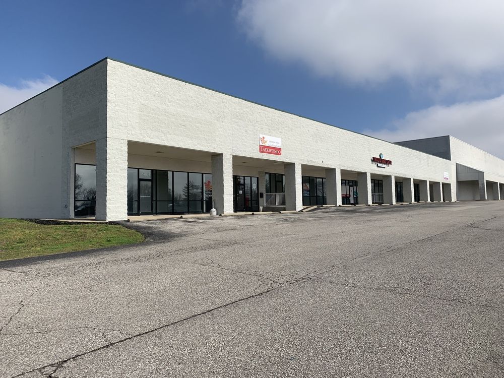 Blackiston Mill Rd Shopping Center: 1418 & 1420 Blackiston Mill Rd, Clarksville, IN 47129